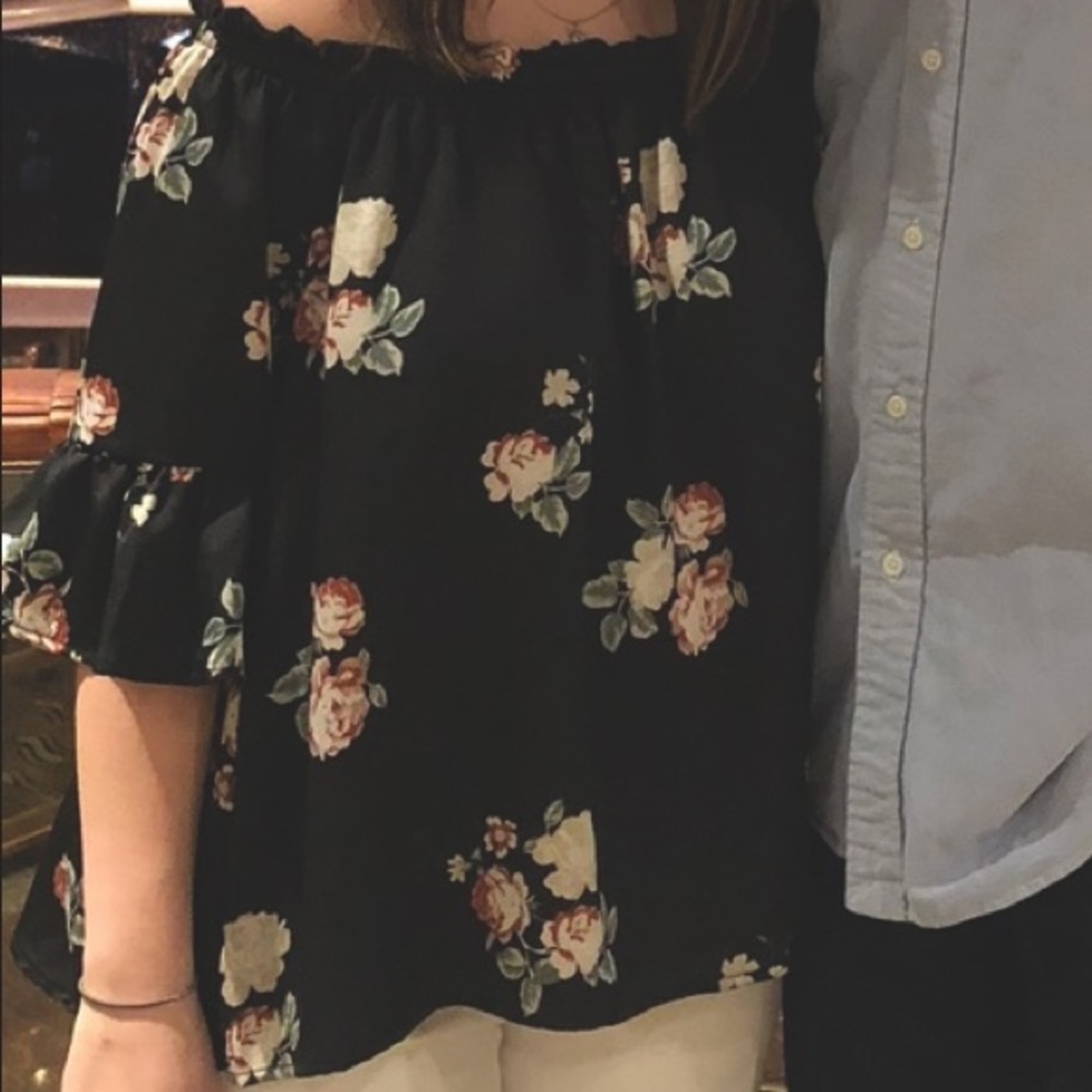 Boutique Small/Medium Black Off-The-Shoulder Top